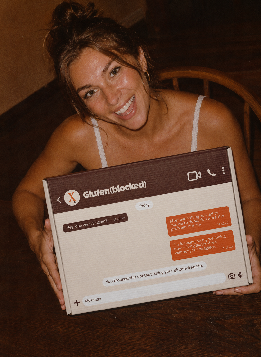 Frau, die, die Ex your Gluten Box hält