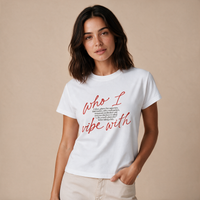Who I Vibe With – Damen Baby Tee – Mockup