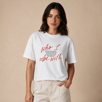 Who I Vibe With – Damen Boxy Fit – Mockup